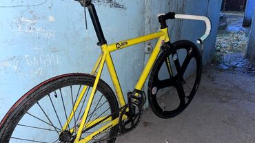 фикс рама: Фикс-байк/трековый велосипед в яркой желто‑черной расцветке. Руль