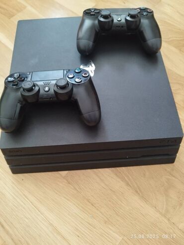 PS4 (Sony Playstation 4): PS4 pro 1TB, konsol ən son versiyadır CUH-7215, konsol açilmayib