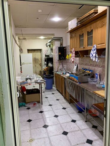 Kommersiya daşınmaz əmlakının satışı: Sumqayıt şəhəri 3cü mkrda Avyakassa və ƏLİ94 marketin yaxınlığında — 28