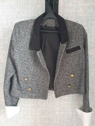 qadınlar üçün tvid jaketlər: Qadın qısa jaket - Rəng: boz melanj gövdə, qara yaxalıq və döş cib
