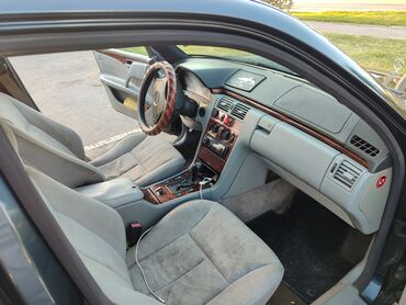 эмблема авто: Mercedes-Benz E-класс (W210), седан, темный цвет кузова. Салон