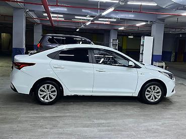 aksent: Hyundai Accent sedan – ağ rəng, iqtisadi və praktik şəhər avtomobili — 9