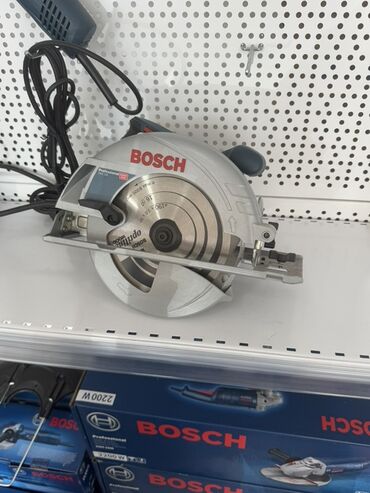 Digər alətlər: Bosch brendinə məxsus dairəvi mişar. Gümüşü rəngli korpusu ilə