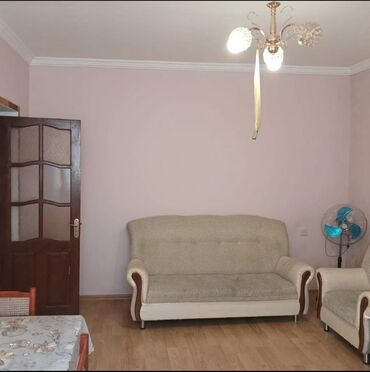Günlük kirayə mənzillər: 4 otqli mənzil – mebellə Xüsusiyyətlər: - Geniş zal: divan və kreslo