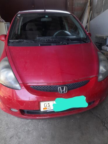 sport car: Honda Fit в красном цвете. Автомобиль компактный, хорошо подходит для