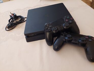 ps4 klaviatura: Sony PlayStation 4 Slim. Bu kompakt oyun konsolu iki ədəd DualShock 4