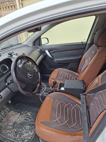 Ravon: Ağ rəngli 4 qapılı sedan. Xüsusiyyətlər: - Yanacaq növü: benzin - — 11