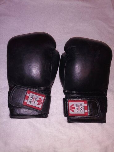 Əlcəklər: Professional Boks və Kingboks əlcəyi. AĞSU Şəhərindədi Bakıya