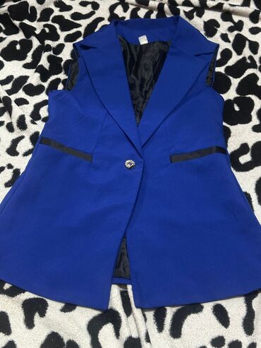 Dəstlər, kostyumlar: İkinci el paltarlar Məhsul: 2 ədəd üst geyimi dəsti 1) Qolsuz qadın — 1