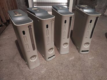 Xbox 360 & Xbox: Prodajem 4 Xbox 360 konzole. 3 ispravne, jedna nije testirana