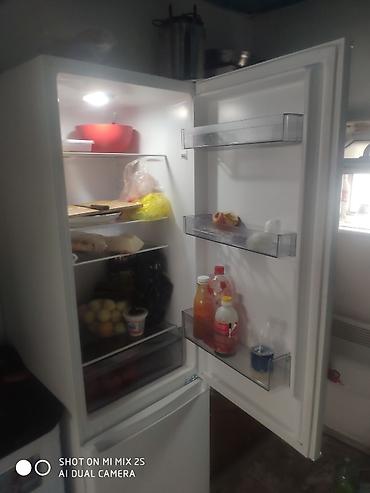 mini refrigerator: Двухкамерный холодильник белого цвета с нижней морозильной камерой — 1
