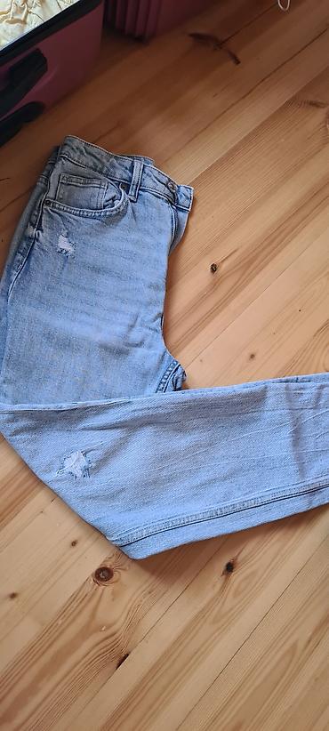 Cinslər: Bershka “Mom Slim” cins şalvar - Rəng: açıq mavi (light wash) denim - — 1