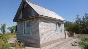 дом квартира бишкек: Не4большой одноэтажный дом, построенный из белого кирпича, с