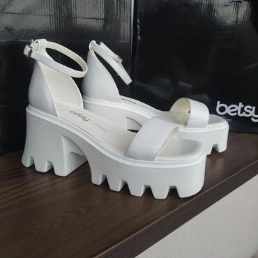 обувь белая: Босоножки женские 
Фирма betsy оригинал 
Размер 40-40'5 
Новые