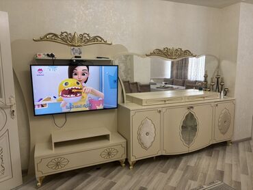 kurə corəyi: TV altlığı
