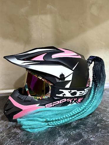 cross moto: Kross/enduro üslubunda motosiklet kaskı. Dizaynı qara, çəhrayı və ağ — 8