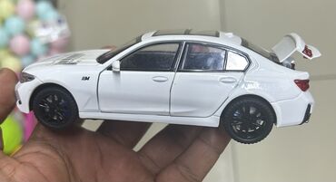 Avtomobil modelləri: Miqyaslı model avtomobil – BMW M3 sedan, ağ rəngdə - Korpus: detallı — 13