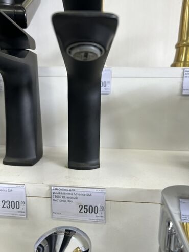 хромированные ручки: Смеситель для умывальника Advance SM-71009 BL черного цвета. Выполнен