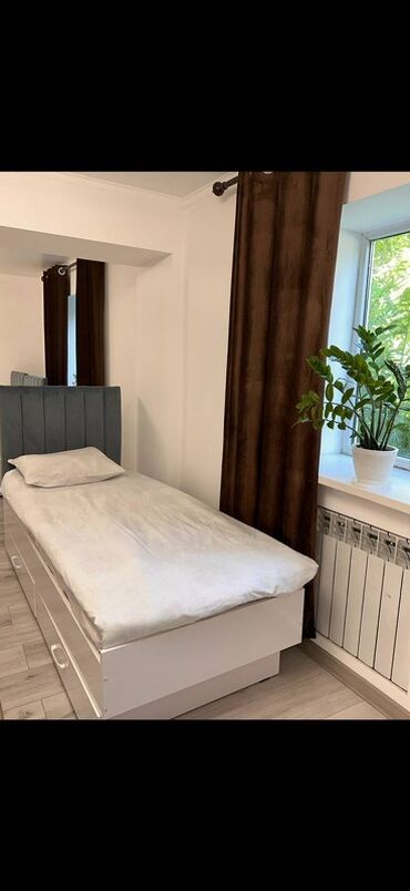 кровать односпальная с подъемным механизмом: Односпальная кровать с мягким изголовьем и ящиками для хранения. -