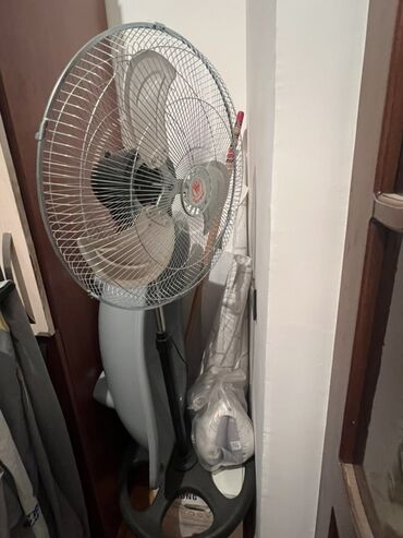 stolustu ventilyator: Döşəmə tipli elektrik ventilyatoru - Böyük metal barmaqlıq və metal