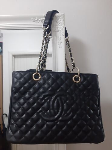 šarene torbe: Shoulder bag, Chanel, Material: Faux leather