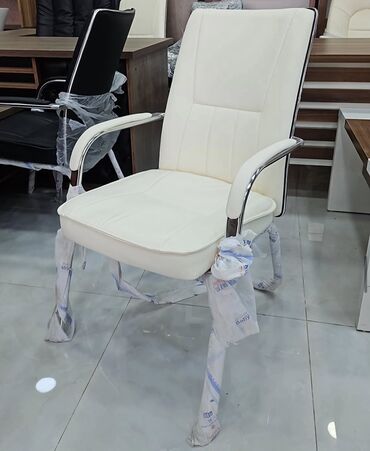 декоративная мебель: Без колесиков, Рукояти не регулируются, Кожзаменитель