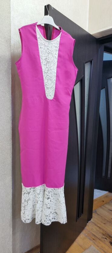 Ziyafət donları: - Qadın paltarı: capcanlı çəhrayı rəngdə, dizdən aşağı uzunluqda. Ön — 2