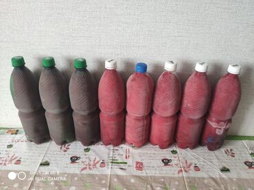 бутилированная вода: Набор замороженных напитков в пластиковых бутылках. Включает несколько