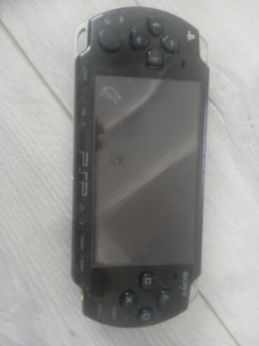 PS2 & PS1 (Sony PlayStation 2 & 1): PlayStation Portable 3000 все работает, зарядки на нем нету надо