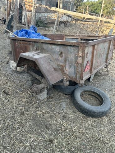 lapet qoşqu: Yük daşımaq üçün nəzərdə tutulmuş metal kuzalı qoşqu. Paslı görünüşə