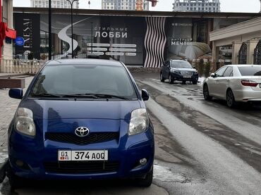 ярис ош: Компактный автомобиль Toyota Yaris синего цвета. Эта модель отличается