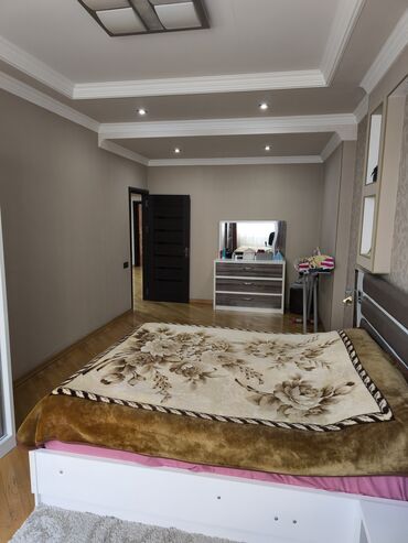 Uzunmüddətli kirayə mənzillər: Geniş və işıqlı mənzil Satilir - Planlama: geniş dəhliz, böyük yataq — 10