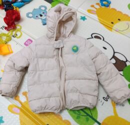 купить куртку детскую на мальчика: Детская пуховая/утепленная куртка с капюшоном, цвет светло‑бежевый. -
