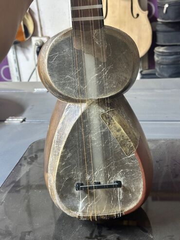 Gitaralar: 40dan çox yaşı var. Mukemmel tembrə malikdir