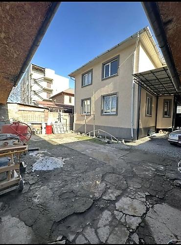 Продажа коттеджей и домов: 📢 **Продаётся дом (2-этажный)** 📍 Бишкек, ул. Молодая Гвардия – — 16