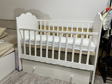 детская кровать вместе с матрасом: Продаю кровать детский вместе с полкой качает с матрас прошу 5000