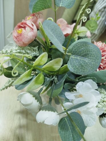 Süni güllər: Süni gül Pionlar ve Evkalipt yarpaqları sapaqlı. Plastik güllər dəsti — 5