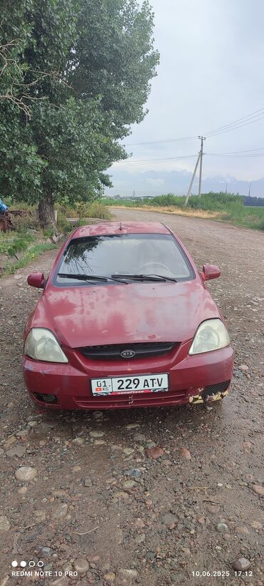 kia rio 2001: Автомобиль Kia Rio красного цвета. Это седан, предназначенный для