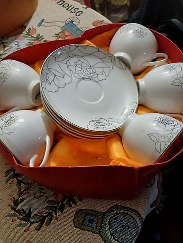 maxi staklene case: Porcelanski set za kafu – 6 šoljica sa tacnama u poklon pakovanju. - — 1