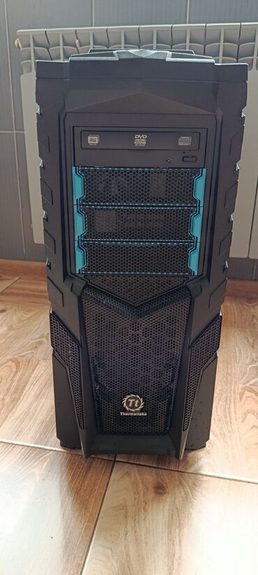 Digər ehtiyat hissələri: Thermaltake brendinə məxsus qara rəngli kompüter keysi. Keysin ön