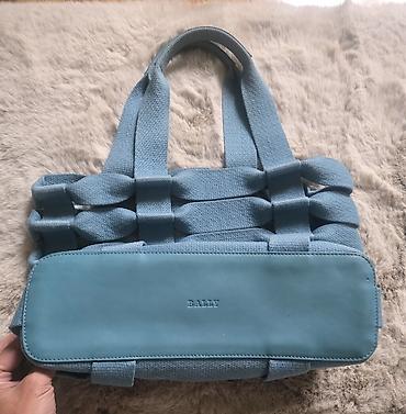 Torbe: BALLY prelepa torba sa prorezima. Dno je od kože kao i ručke, a torba — 4