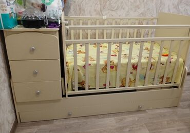 детская кроватка с пеленальным столиком: Манеж-кровать, Б/у, С комодом, Дерево