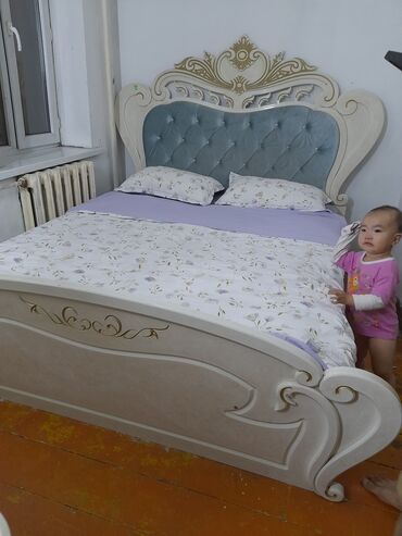 Двуспальные кровати: Кровать в классическом стиле с декоративным изголовьем и изножьем — 8