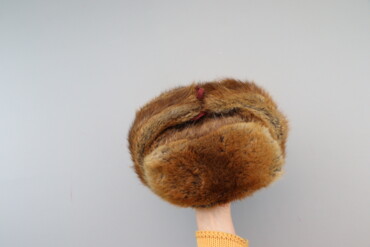 176 товарів | lalafo.com.ua: Чоловіча хутряна шапка Висота загальна: 6 см Ширина: 23 см Стан