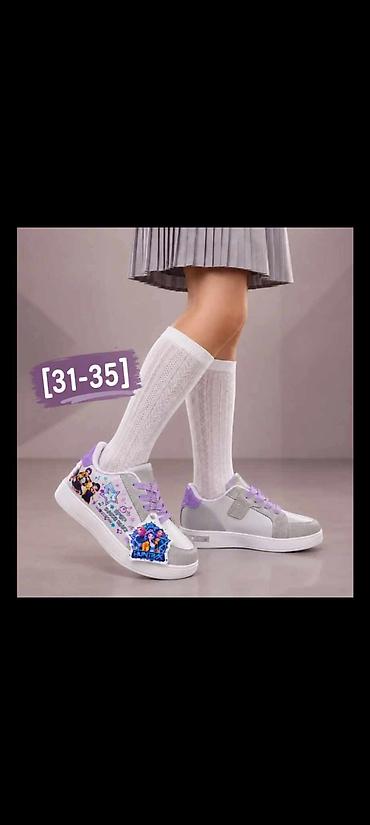 4f jakne: Dečije patike sa K‑POP motivima i ljubičastim detaljima - Dizajn: tri — 3
