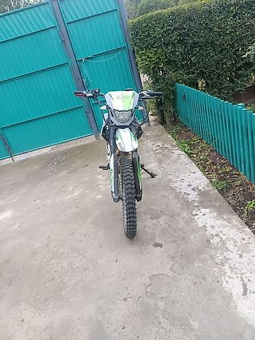 200 кубов: Эндуро мотоцикл Lifan (серия XR/Enduro), 4-тактный, воздушное — 4