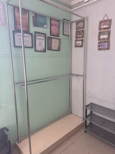 вешалка для одежды стойка: Универсальная металлическая вешалка для одежды, выполненная из