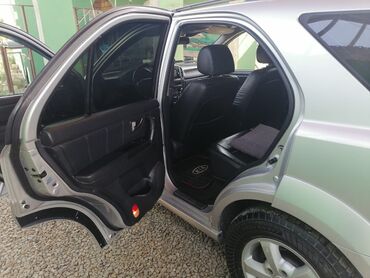 Kia: Kia Sorento, gümüşü rəng, 5 qapılı SUV. Əsas xüsusiyyətlər: - Güclü — 9