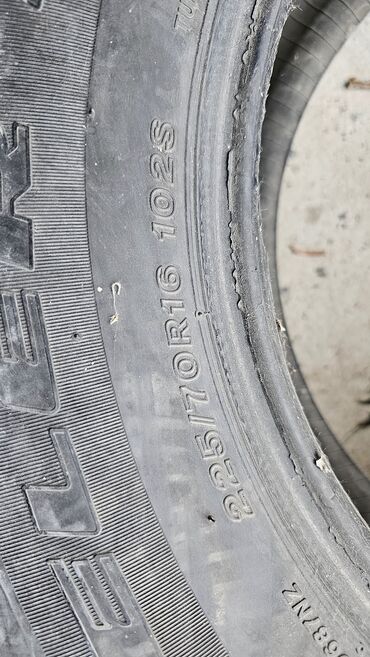 буу шины: Автомобильная шина с маркировкой 225/70R16 102S, предназначенная для