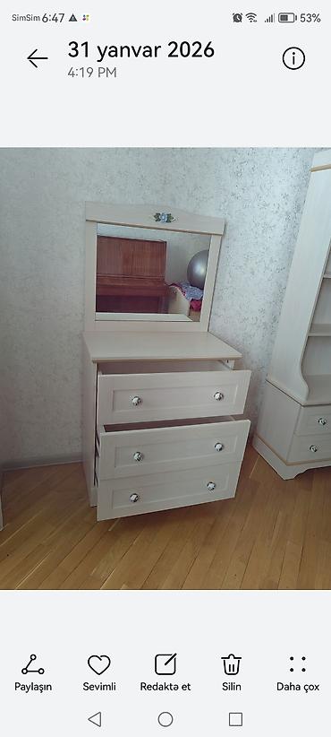 salon guzguler: Açıq krem rəngdə güzgülü makiyaj masası/komod. Xüsusiyyətlər: - Üst — 4